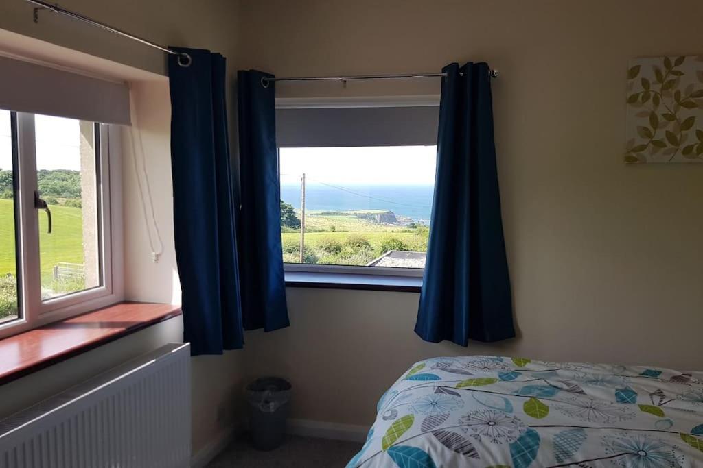 Mcconaghys Glenside Farmhouse Whitepark Bay บาลลินทอย ภายนอก รูปภาพ