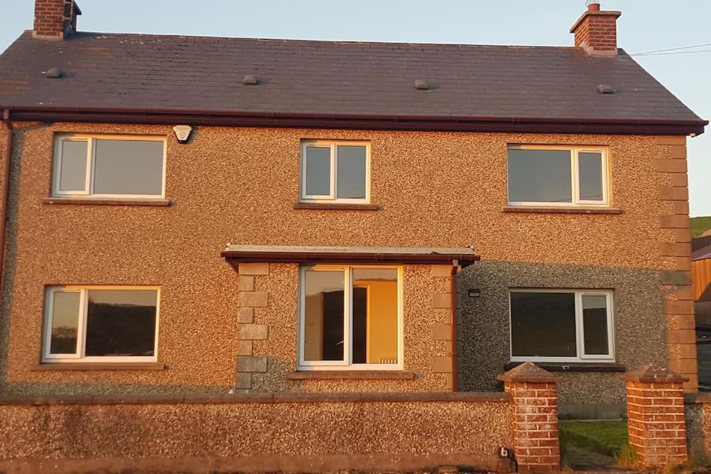 Mcconaghys Glenside Farmhouse Whitepark Bay บาลลินทอย ภายนอก รูปภาพ