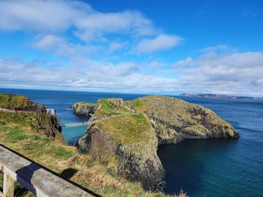 Mcconaghys Glenside Farmhouse Whitepark Bay บาลลินทอย ภายนอก รูปภาพ